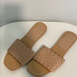 EUC Tahari Beige Woven Slide Sandals Size 8